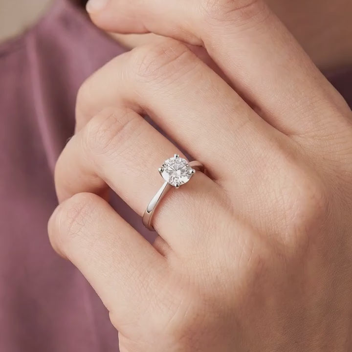 Platinum Solitaire Ring with Round Brilliant Diamond