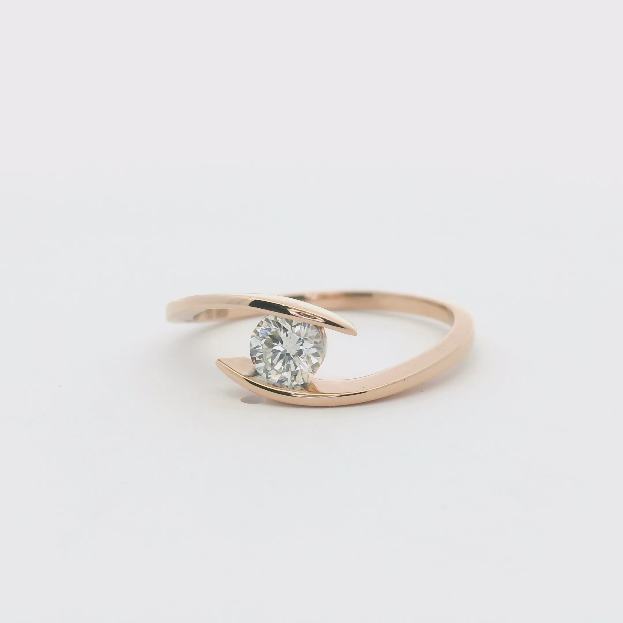 Elegant Rose Gold Ring with Diamond